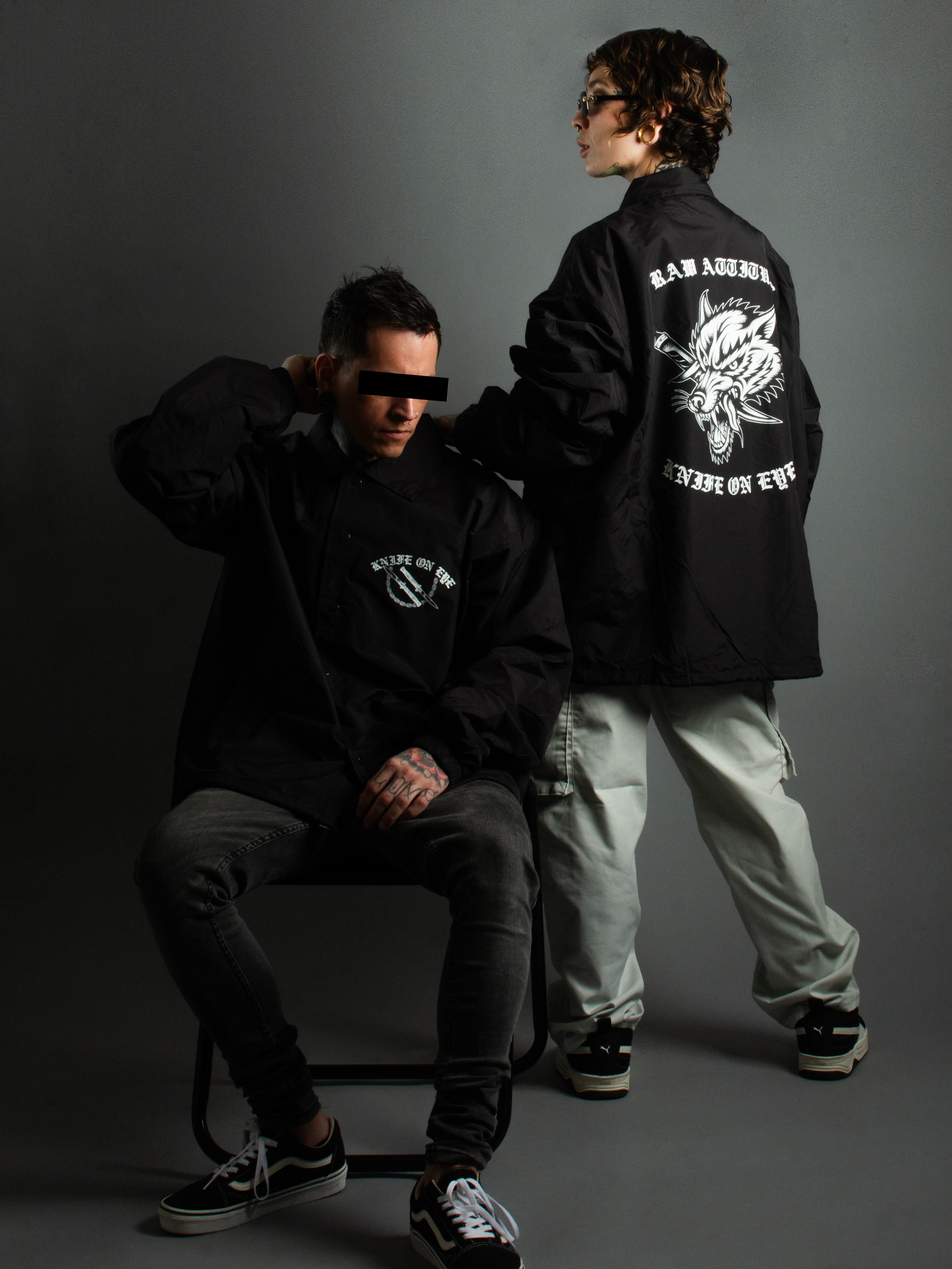 Playera oversize Akame Inu Streetwear en galería de concreto